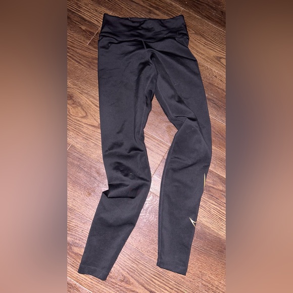 Nike dri fit leggings with small pocket and Nike logo in gold on leg - Picture 1 of 4